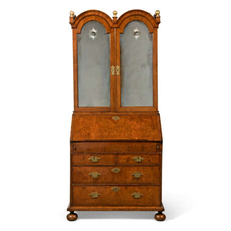 A QUEEN ANNE FEATHER-BANDED WALNUT BUREAU BOOKCASE - фото 1