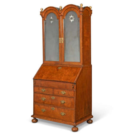 A QUEEN ANNE FEATHER-BANDED WALNUT BUREAU BOOKCASE - фото 2
