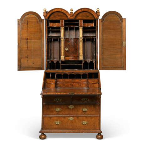 A QUEEN ANNE FEATHER-BANDED WALNUT BUREAU BOOKCASE - фото 3