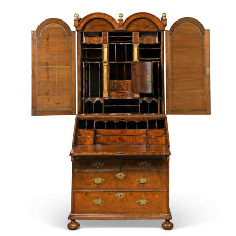 A QUEEN ANNE FEATHER-BANDED WALNUT BUREAU BOOKCASE - фото 4