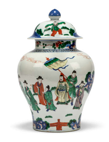 A CHINESE WUCAI BALUSTER VASE AND COVER - фото 1