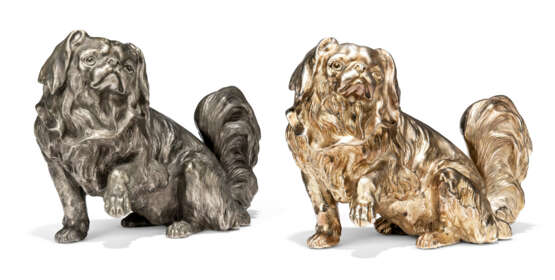 TWO SILVERED-METAL MODELS OF PEKINESE DOGS - Foto 2