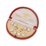 CARTIER MOTHER-OF-PEARL AND DIAMOND DRESS-SET - Foto 1