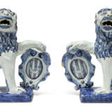 A PAIR OF DUTCH DELFT BLUE AND WHITE ARMORIAL MODELS OF LIONS - фото 2