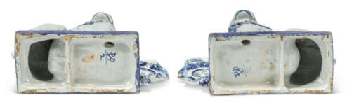 A PAIR OF DUTCH DELFT BLUE AND WHITE ARMORIAL MODELS OF LIONS - Foto 4