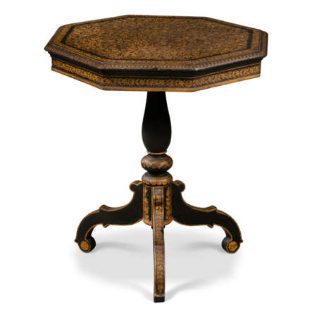 A NORTH-EAST INDIAN BLACK AND GILT-LACQUER OCTAGONAL TRIPOD TABLE - Foto 1