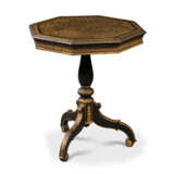 A NORTH-EAST INDIAN BLACK AND GILT-LACQUER OCTAGONAL TRIPOD TABLE - Foto 2