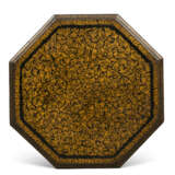 A NORTH-EAST INDIAN BLACK AND GILT-LACQUER OCTAGONAL TRIPOD TABLE - Foto 3