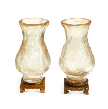 A MATCHED PAIR OF FRENCH ORMOLU-MOUNTED CRYSTAL 'IRIS' VASES - фото 6