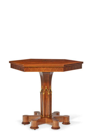A CHARLES X ORMOLU-MOUNTED BRAZILIAN ROSEWOOD AND LINE-INLAID CENTER TABLE - Foto 1