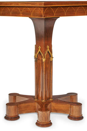 A CHARLES X ORMOLU-MOUNTED BRAZILIAN ROSEWOOD AND LINE-INLAID CENTER TABLE - Foto 3
