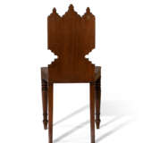 A PAIR OF WILLIAM IV MAHOGANY HALL CHAIRS - Foto 5