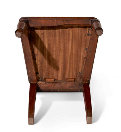 A PAIR OF WILLIAM IV MAHOGANY HALL CHAIRS - Foto 6