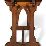 A GOTHIC REVIVAL BURL-WALNUT AND FRUITWOOD MARQUETRY CENTER TABLE - Foto 3