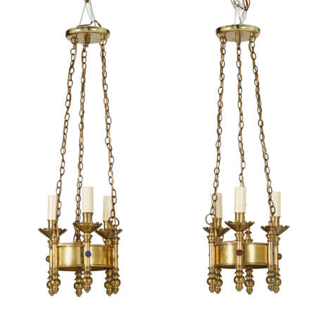 A PAIR OF GOTHIC REVIVAL BRASS THREE-LIGHT HANGING LANTERNS - Foto 2