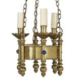 A PAIR OF GOTHIC REVIVAL BRASS THREE-LIGHT HANGING LANTERNS - Foto 3