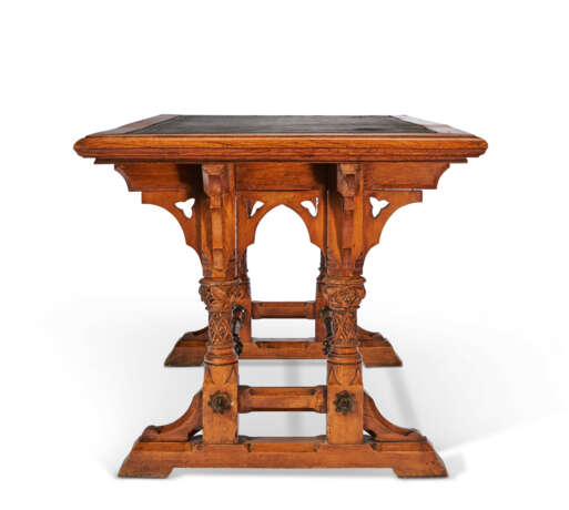 A GOTHIC REVIVAL CENTER TABLE - Foto 3