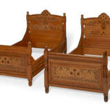 THE JAMES GOODWIN AMERICAN AESTHETIC MOVEMENT INLAID AND BURL-ASH VENEERED OAK PAIR OF BEDSTEADS - Foto 1