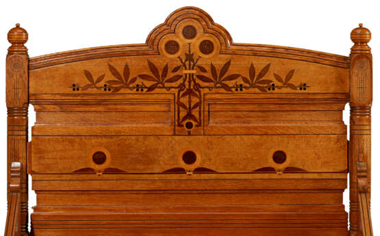 THE JAMES GOODWIN AMERICAN AESTHETIC MOVEMENT INLAID AND BURL-ASH VENEERED OAK PAIR OF BEDSTEADS - Foto 2