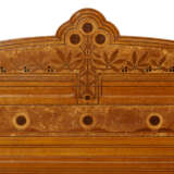THE JAMES GOODWIN AMERICAN AESTHETIC MOVEMENT INLAID AND BURL-ASH VENEERED OAK PAIR OF BEDSTEADS - Foto 3