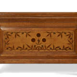 THE JAMES GOODWIN AMERICAN AESTHETIC MOVEMENT INLAID AND BURL-ASH VENEERED OAK PAIR OF BEDSTEADS - Foto 4