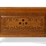 THE JAMES GOODWIN AMERICAN AESTHETIC MOVEMENT INLAID AND BURL-ASH VENEERED OAK PAIR OF BEDSTEADS - Foto 5