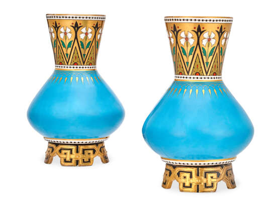 A PAIR OF MINTON TURQUOISE AND GOLD-GROUND BONE CHINA VASES - Foto 2