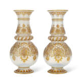 A PAIR OF LOBMEYR ENAMELED OPALINE GLASS VASES - Foto 4