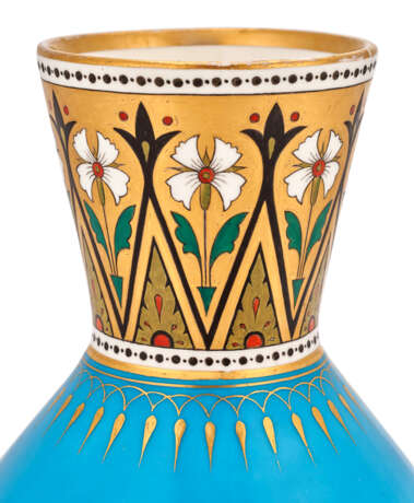 A PAIR OF MINTON TURQUOISE AND GOLD-GROUND BONE CHINA VASES - фото 3