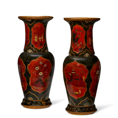 A VERY LARGE PAIR OF BERLIN FAYENCE JAPANNED VASES - Foto 1