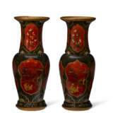 A VERY LARGE PAIR OF BERLIN FAYENCE JAPANNED VASES - Foto 3
