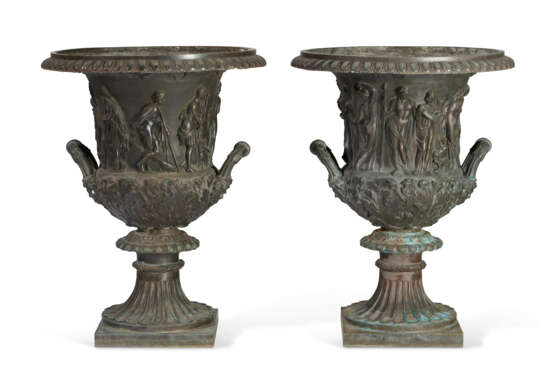 A PAIR OF PATINATED BRONZE MODELS OF THE BORGHESE VASE - фото 1