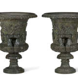 A PAIR OF ITALIAN GREEN SERPENTINE MARBLE URNS - Foto 4