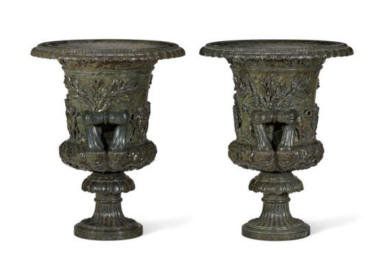 A PAIR OF ITALIAN GREEN SERPENTINE MARBLE URNS - фото 4