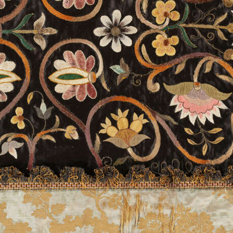 AN ENGLISH ARTS AND CRAFTS SILK EMBROIDERED TABLE COVER - Foto 2