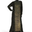 A BLACK SILK VELVET AND PLEATED SILK EVENING GOWN - Prix ​​des enchères