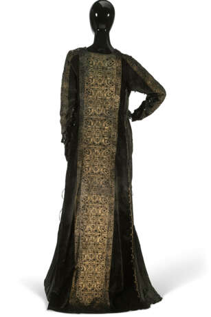 A BLACK SILK VELVET AND PLEATED SILK EVENING GOWN - photo 2