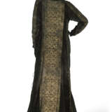A BLACK SILK VELVET AND PLEATED SILK EVENING GOWN - Foto 2