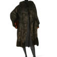 A BLACK VELVET EVENING COAT - Prix ​​des enchères