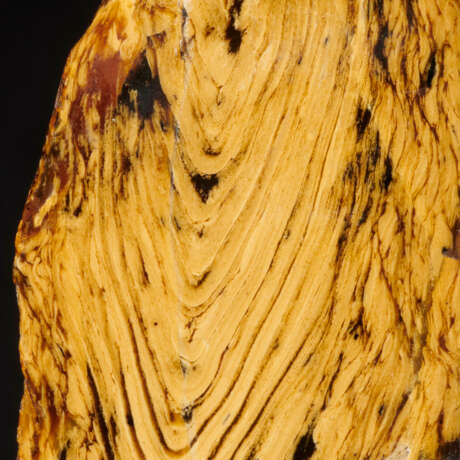 A LARGE SPECIMEN OF AMBER - фото 2