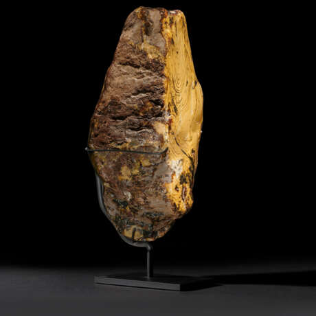 A LARGE SPECIMEN OF AMBER - фото 3