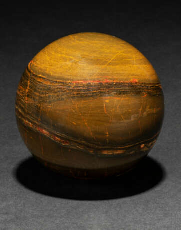A LARGE SPHERE OF BANDED IRON TIGER EYE - Foto 2