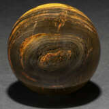 A LARGE SPHERE OF BANDED IRON TIGER EYE - Foto 4