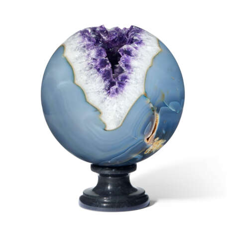 AN AMETHYST GEODE SPHERE - Foto 3