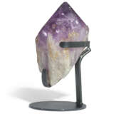 A LARGE AMETHYST CRYSTAL - photo 3