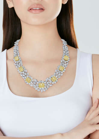 AN EXQUISITE GRAFF COLORED DIAMOND AND DIAMOND NECKLACE - фото 2