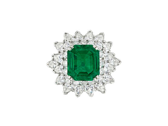 HARRY WINSTON EMERALD AND DIAMOND RING - photo 1