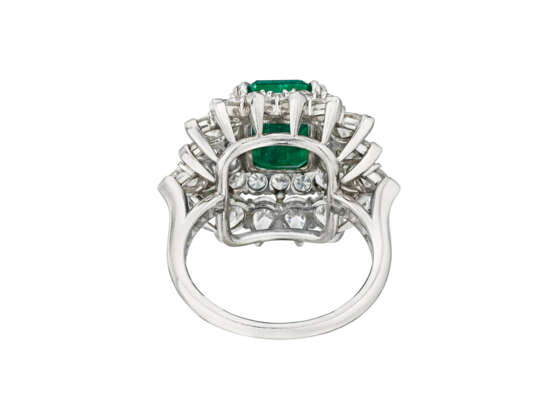 HARRY WINSTON EMERALD AND DIAMOND RING - photo 5