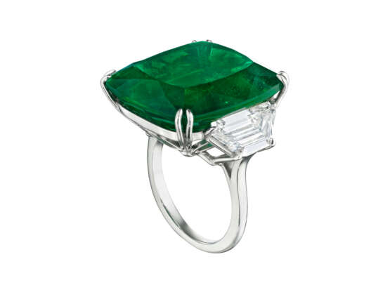 VAN CLEEF & ARPELS EMERALD AND DIAMOND RING - photo 4