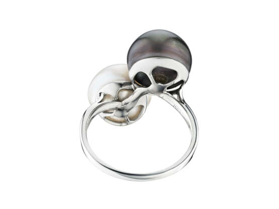 WHITE AND GRAY NATURAL PEARL CROSSOVER RING - Foto 5
